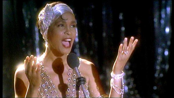 Bild 1 von 7: Die glamouröse Sängerin Rachel Marron (Whitney Housten)