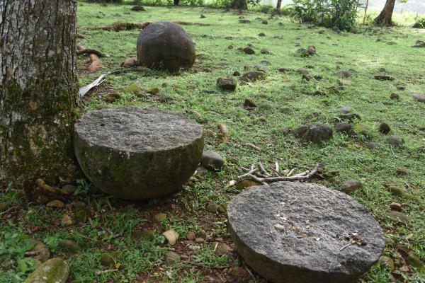 Bild 1 von 12: Gespaltene Kugel, das Werk von Schatzsuchern? Früher vermutete man Goldschätze in den Bolas.