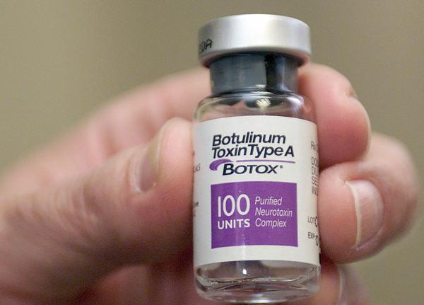 Bild 1 von 4: Für die einen DAS Zaubermittel gegen Falten, für die anderen ein Nervengift. Nur wenige wissen, dass mittels Botox-Anwendung mannigfache therapeutische Erfolge bei unterschiedlichsten Gesundheitsproblemen erzielt werden. Das Wirkprinzip ist einfach: Wenn Botuliniumtoxin A, so die medizinische Bezeichnung von Botox, in Muskelzellen injiziert wird, verhindert es, dass Muskeln den Befehl erhalten, sich zusammenzuziehen. Die Folge: Sie relaxen und dadurch lösen sich u.a. schmerzhafte Muskelverspannungen. Gute Therapieerfolge erzielt man bereits seit den 1980er Jahren etwa in der Neurologie bei chronischer Migräne, bei speziellen Bewegungsstörungen im Kopfbereich, wie etwa Schielen, Lidkrampf, Schluckstörungen oder Stimmbandkrampf. Neu ist Botox gegen überschüssige Kilos und wird als \