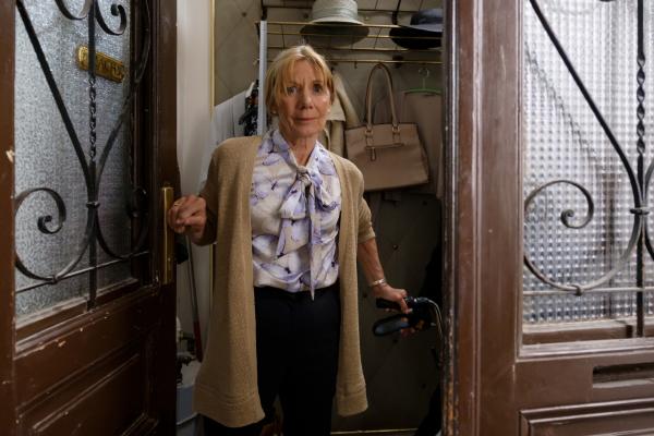 Bild 1 von 5: Wetty Zach (Erika Deutinger) öffnet die Tür für Bezirksinspektor Klaus Lechner und Oberst Henriette Wolf, die sie erneut befragen möchten.