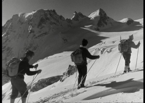 Bild 1 von 3: La haute route, der weiße Weg: Eine Skiwanderung auf der Hohen Route in den Walliser Alpen von Chamonix nach Saas Fee. Mitten im Sommer 1963 hat der Autor die Tourenski gepackt und sich auf den Weg gemacht: Von Chamonix aus geht es zwei Stunden mit den Skiern auf der Schulter zu Fuß nach nach oben, dann fängt das Tourengehen im Gletscher an, um nach einigen Tagen und vielen Aufstiegen und Abfahrten in Saas Fee anzukommen.
