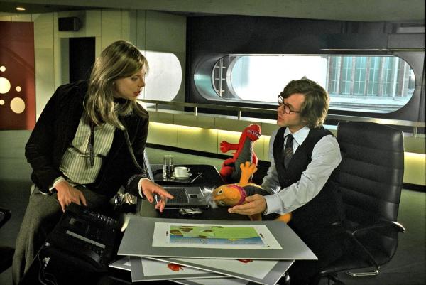 Bild 1 von 14: Alexander (Daniel Stock, l.) springt für Nina als Frau Hedler ein. Dominik (Markus Meyer, r.) ist von der falschen Frau Hedler so begeistert, dass er sie bittet, ihr Projekt auf der Messe selbst zu präsentieren.