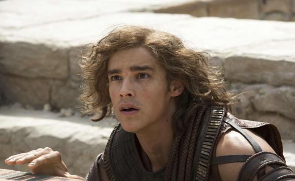 Bild 1 von 7: Bek (Brenton Thwaites)