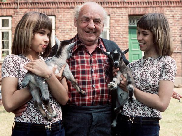Bild 1 von 4: Wedderkopp-Vater (Henry Vahl) mit den Zwillingen Billy (Birgit Westhausen, links) und Bobby (Bettina Westhausen).