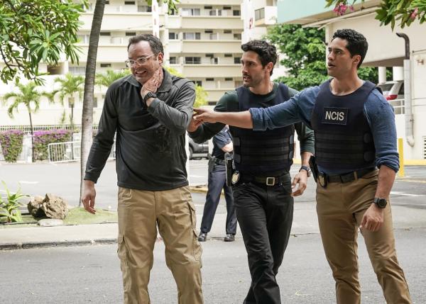 Bild 1 von 9: Jesse Boone (Noah Mills, M.); Kai Holman (Alex Tarrant, r.)