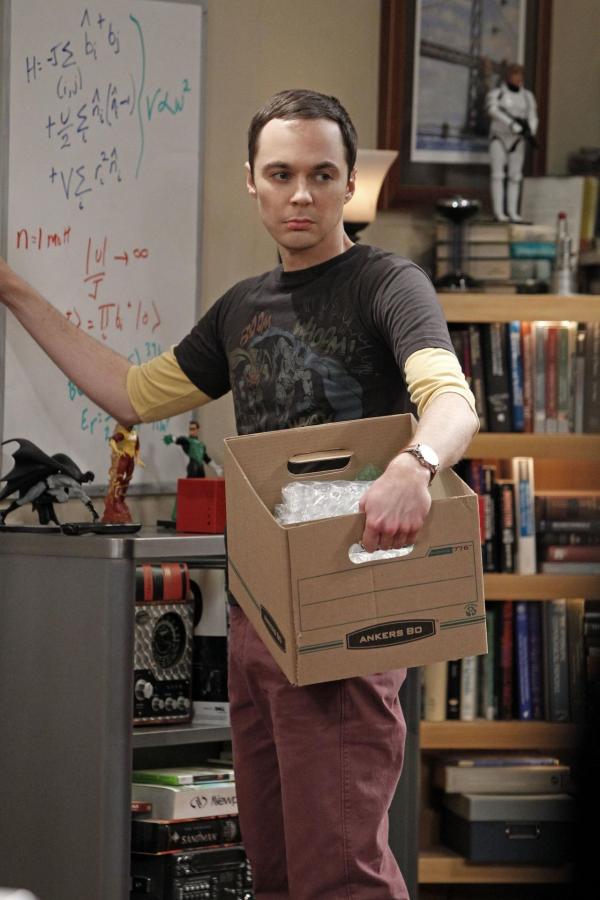 Bild 1 von 9: Nach einem Streit mit Leonard packt Sheldon (Jim Parsons) schon mal dessen Sachen zusammen, damit er zu Penny ziehen kann ...