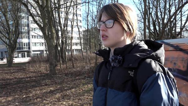 Bild 1 von 4: Jasmin macht sich Sorgen um die Zukunft..