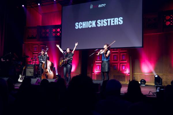 Bild 1 von 5: Schick Sisters.