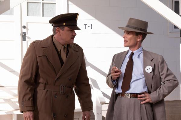 Bild 1 von 8: Leslie R. Groves (Matt Damon, l.); J. Robert Oppenheimer (Cillian Murphy, r.)