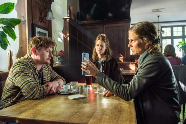 Bild 1 von 8: Im Bild: Endlich haben Jana (Picco von Groote, r.) und Verena (Bettina Burchard, M.) jemanden gefunden, der ihnen Auskunft über Karola geben kann. Martin (Shenja Lacher, l.) erzählt den beiden die schier unglaubliche Geschichte seines Vaters.