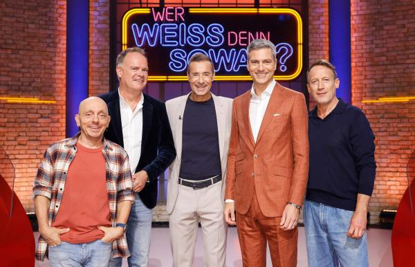 Bild 1 von 5: Moderator Kai Pflaume (M.) und seine Rateteam-Kapitäne Bernhard Hoëcker (l.) und Wotan Wilke Möhring (r.) begrüßen in dieser Sendung den Journalist und Fernsehmoderator Christian Sievers (2.v.l.) und den Fernsehmoderator und Journalist Ingo Zamperoni (2.v.r.).