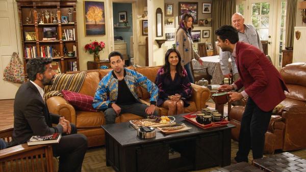 Bild 1 von 9: (v.l.n.r.) Kasim (Zadran Wali); Mo (Fahim Anwar); Ariana (Azita Ghanizada); Lizzie (Elizabeth Alderfer); Al (Adhir Kalyan); Art (Dean Norris)
