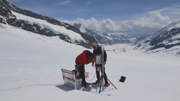 Bild 1 von 7: Die beiden Wissenschaftler Patrick Jung und Michael Lakatos wollen in den Schweizer Alpen herausfinden, ob die Anreicherung der Atmosphäre mit Sauerstoff der einzige Grund für die Vereisung der Erde ist.