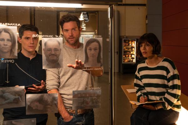Bild 1 von 4: Wut, Missgunst oder unerwiderte Liebe? Kommissarin Lea Gomez (Jasmin Gassmann, r.) sucht mit den Kollegen Rico Sander (Benjamin Stecker, l.) und Jo Stoll (Peter Ketnath, M.) im Mordfall an einer Bewohnerin eines Stuttgarter Frauenhauses nach der Tatperson und deren Motiv.