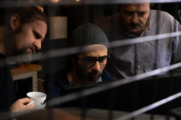 Bild 1 von 5: Bob Franck (Tom Audenaert, l.), Nassim Khaoulani (Roda Fawaz, M.) und Samuel Leroy (Patrick Ridremont, r.) sind zutiefst schockiert. Ihre Kollegin Billie wurde als Geisel genommen.