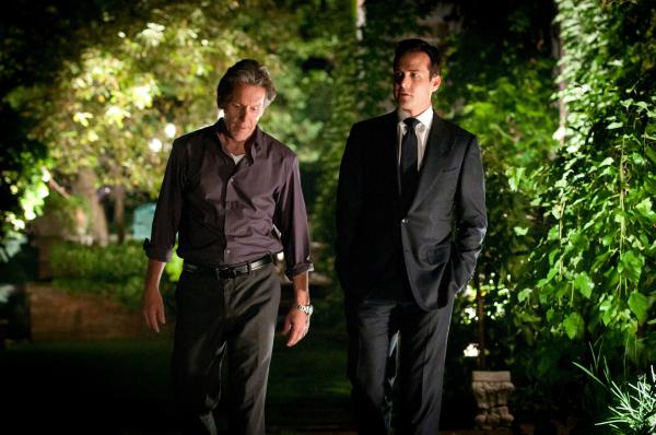 Bild 1 von 2: Sein früherer Mentor wird zur Bedrohung: Harvey (Gabriel Macht, r.) begegnet überraschend Cameron Dennis (Gary Cole, l.), der sich wegen mutmaßlicher Beweismanipulation vor Gericht verantworten muss. Die Vergangenheit droht Harvey nun einzuholen.