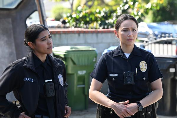 Bild 1 von 1: Officer Celina Juarez (Lisseth Chavez, l.) und Lucy Chen (Melissa O'Neil, r.) setzen alles daran, den Fall einer mutmaßlichen Kindesentführung aufzuklären.