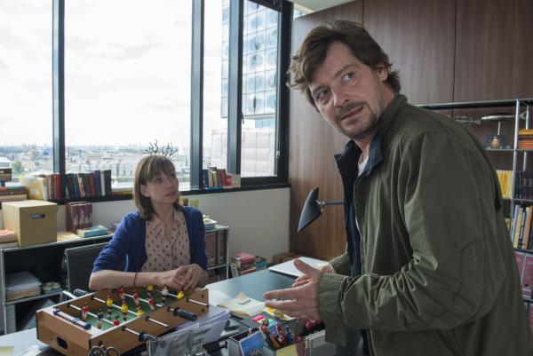 Bild 1 von 14: Fritz (Fritz Karl) versucht sich mit Sophie (Christiane Paul) zu versöhnen und überrascht sie im Büro mit einem Liebesgeständnis.