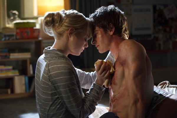 Bild 1 von 19: Als Gwen (Emma Stone, l.) Peter (Andrew Garfield, r.) schwer verletzt vorfindet, bleibt dem Jungen keine andere Wahl, als ihr zu gestehen, dass er der gesuchte Spiderman ist, der New York in Atem und ihren Vater zum Narren hält. Kann sie ihm verzeihen?