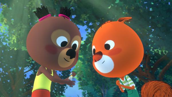 Bild 1 von 1: Luzie und Edmund sind glücklich über das Parfum von Luzies Mama.