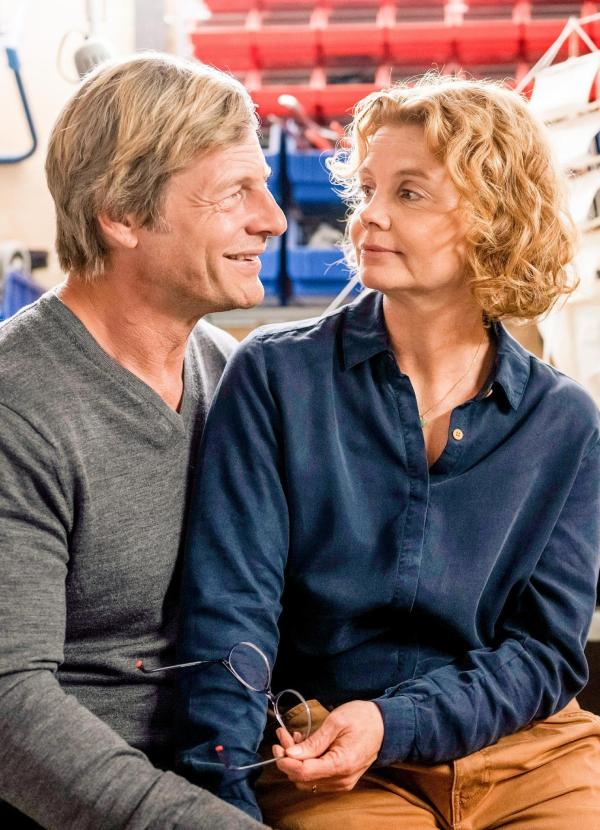 Bild 1 von 1: Im Bild: Lutz Schmitz (Henning Baum) hat Geburtstag, doch Bärbels (Annette Frier) Gedanken sind bei einem mysteriösen Hilferuf, der sie erreicht hat.