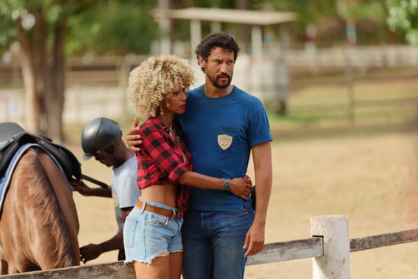 Bild 1 von 5: Mélissa (Sonia Rolland) und ihr Kollege Stany Coppet (Cyril Aubrun) operieren undercover und geben sich als Paar aus. Es bleibt jedoch abzuwarten, ob der Besitzer der Reitanlage ihrer Tarnung Glauben schenken wird.