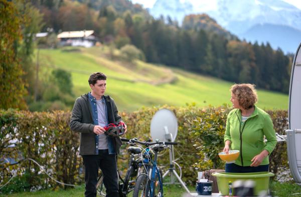 Bild 1 von 4: Hannes Spöck (Lukas Schmidt, links) mit seiner Mutter Ramona Spöck (Daniela März, rechts). Brandl hatte beim Hausbau der Spöcks gepfuscht: Das Holzhaus ist unbewohnbar und nun hausen die Spöcks auf einem Campingplatz.