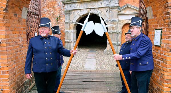 Bild 1 von 3: Die Brückenwache des Festungsstädtchens Dömitz an der Elbe - die erste Begegnung auf der filmischen Reise per Boot gen Osten.