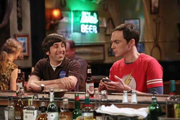 Bild 1 von 29: Ein Überraschungsbesuch, der im Schock endet: Howard (Simon Helberg, l.) und Sheldon (Jim Parsons, r.) ...