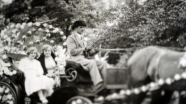 Bild 1 von 13: Im Bild: Blumenkorso auf der Hauptallee.