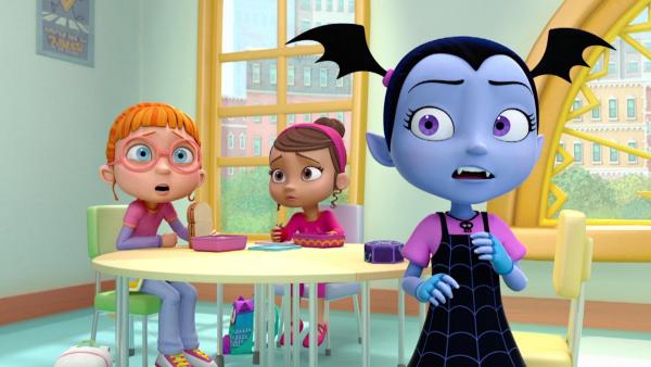 Bild 1 von 11: 22a: Vampirina verliert ihre Vampirmilchzähne und fürchtet, dass keine neuen nachwachsen werden. 22b: Oma gibt die Teekränzchentradition der Familie an Vampirina weiter, die eine perfekte Gastgeberin sein will.