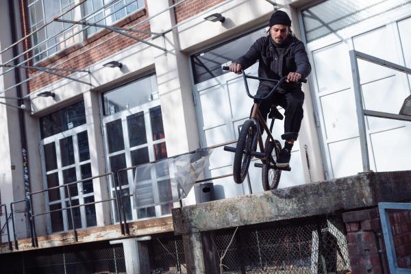 Bild 1 von 11: Markus Reuss (32) war früher ein professioneller BMX-Fahrer. Weil ihm die Täter mehrmals stark auf den Kopf getreten hatten, war dieser Sport erstmal nicht mehr möglich: \