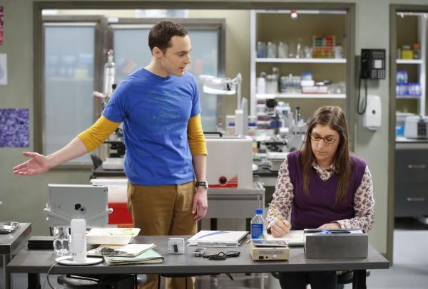Bild 1 von 30: Sheldon (Jim Parsons, l.) kann es nicht glauben, dass Amy (Mayim Bialik, r.) Barry Kripke einen Ratschlag gegeben hat, der ihm geholfen hat, einen Aufsatz zur String Theorie zu schreiben und zu veröffentlichen ...