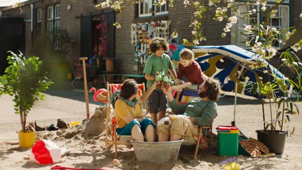 Bild 1 von 3: Die Strandtag-Überraschung ist gelungen. Zonia und Sameer sind begeistert.© SWR/Phanta Basta!/Indi Film - Honorarfreie Verwendung gemäß AGB im redaktionellen Zusammenhang mit genannter Sendung bei Nennung \