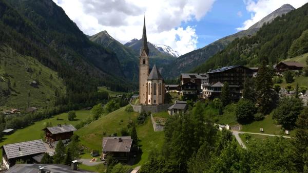 Bild 1 von 6: Pfarrkirche Heiligenblut.