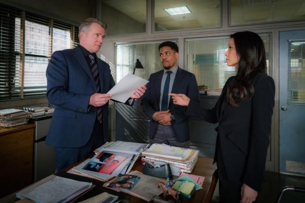 Bild 1 von 5: Kurz nachdem Morland Holmes sein Büro verlassen hat, explodiert dort eine Bombe. Holmes und Watson (Lucy Liu, r.) vermuten, dass die Organisation von Moriarty dafür verantwortlich ist, verschweigen dies aber Captain Gregson (Aidan Quinn, l.) und Detective Bell (Jon Michael Hill) ...