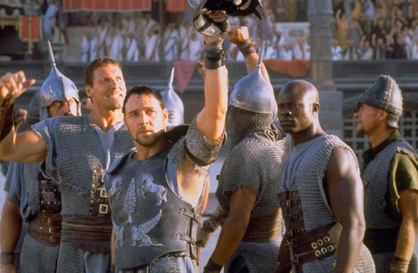 Bild 1 von 19: Maximus (Russell Crowe, vorne M.) begeistert in Rom als Gladiator die Massen, die nicht wissen, welches Schicksal diesen Mann in die Kampfarena getrieben hat, die immer nur einer der Kämpfer lebend wieder verlässt ...