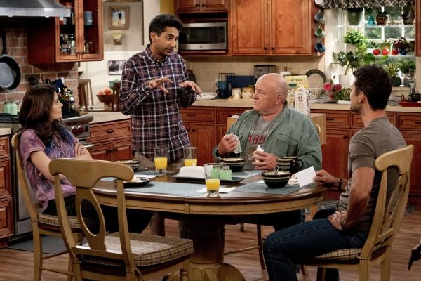 Bild 1 von 9: (v.l.n.r.) Lizzie (Elizabeth Alderfer); Al (Adhir Kalyan); Art (Dean Norris); Riley (Parker Young)