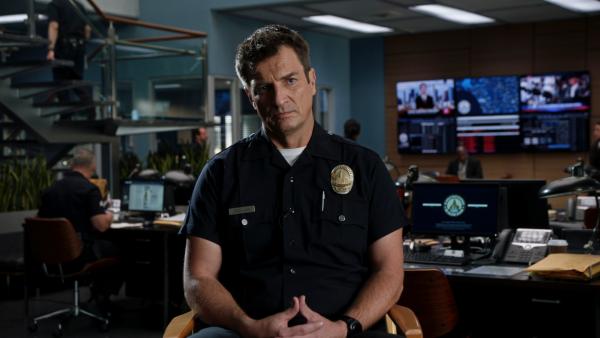 Bild 1 von 3: Auch Nolan (Nathan Fillion) wird zum Stand der Ermittlungen in diesem kuriosen Fall befragt.