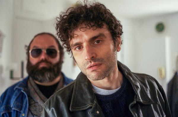 Bild 1 von 4: 1994 kommt Saro Savoca (Giuseppe Tantillo, re.) in den Besitz des gestohlenen Caravaggio-Gemäldes.