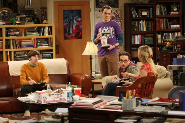 Bild 1 von 22: Obwohl Penny (Kaley Cuoco, r.) versehentlich einen Fleck auf Sheldons (Jim Parsons, 2.v.l.) Kissen gemacht hat, kann er ihr nicht verzeihen. Leonard (Johnny Galecki, 2.v.r.) und Howard (Simon Helberg, l.) versuchen ihn zu beruhigen ...