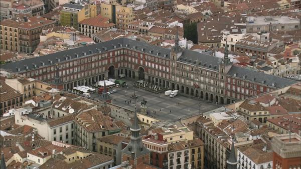 Bild 1 von 5: Madrids Plaza Mayor kann auf eine 500-jährige Geschichte zurückblicken.
