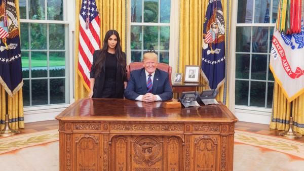 Bild 1 von 5: Kim Kardashian nutzt ihren Einfluss auch im Weißen Haus. Bei einem Besuch bei Donald Trump bat sie um die Verkürzung der Haftstrafe einer 63-Jährigen, die seit mehr als zwei Jahrzehnten wegen eines gewaltlosen Drogendelikts im Gefängnis einsitzt. Mit Erfolg: Anschließend wurde sie freigelassen.