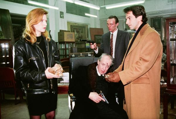 Bild 1 von 5: Im Bild: Strasser (Dirk Martens, 2.v.re.) hat Kronhauser (Ernst Stankovski, 2.v.li.) erschossen und bedroht nun Angelika Laudon (Gesa Gross) und Bruni (Alberto Gimignani, re.).