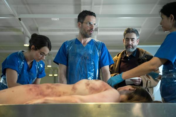 Bild 1 von 8: Dr. Fred Abel (Tim Bergmann, l.); Markwitz (Alexander Hörbe, r.)