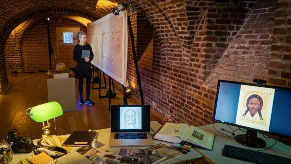 Bild 1 von 18: Im Bild: Rechtsmedizinerin Stefanie Ritz begutachtet eine Abbildung vom Grabtuch von Turin.