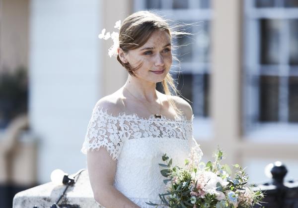 Bild 1 von 6: Emma (Jessica Barden) begibt sich auf den Weg zum Traualtar, aber ist sie wirklich schon bereit dazu?