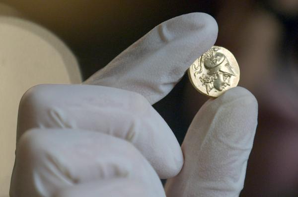 Bild 1 von 3: Münze aus dem Zeitalter Alexanders des Großen ? im 4. Jahrhundert vor Christus eroberte er den gewaltigen Schatz des Perserreichs.