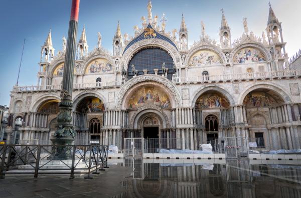 Bild 1 von 4: Auch der Markusdom könnte den Folgen der Überschwemmungen in Venedig zum Opfer fallen.