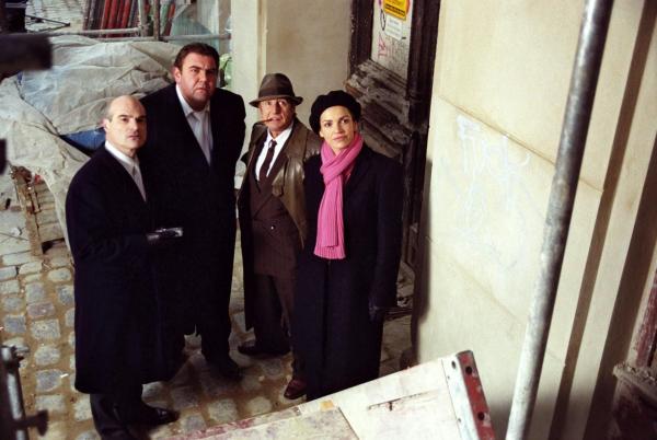 Bild 1 von 21: Gemeinsam mit Staatsanwalt Geiger (Hans-Georg Panczak, l.) und Richter Moosleitner (Peter Rappenglück, 2.v.l.) besichtigen Sandra (Rebecca Immanuel, r.) und Edgar Ulmer (Martin Semmelrogge, 2.v.r.) das Baugerüst.